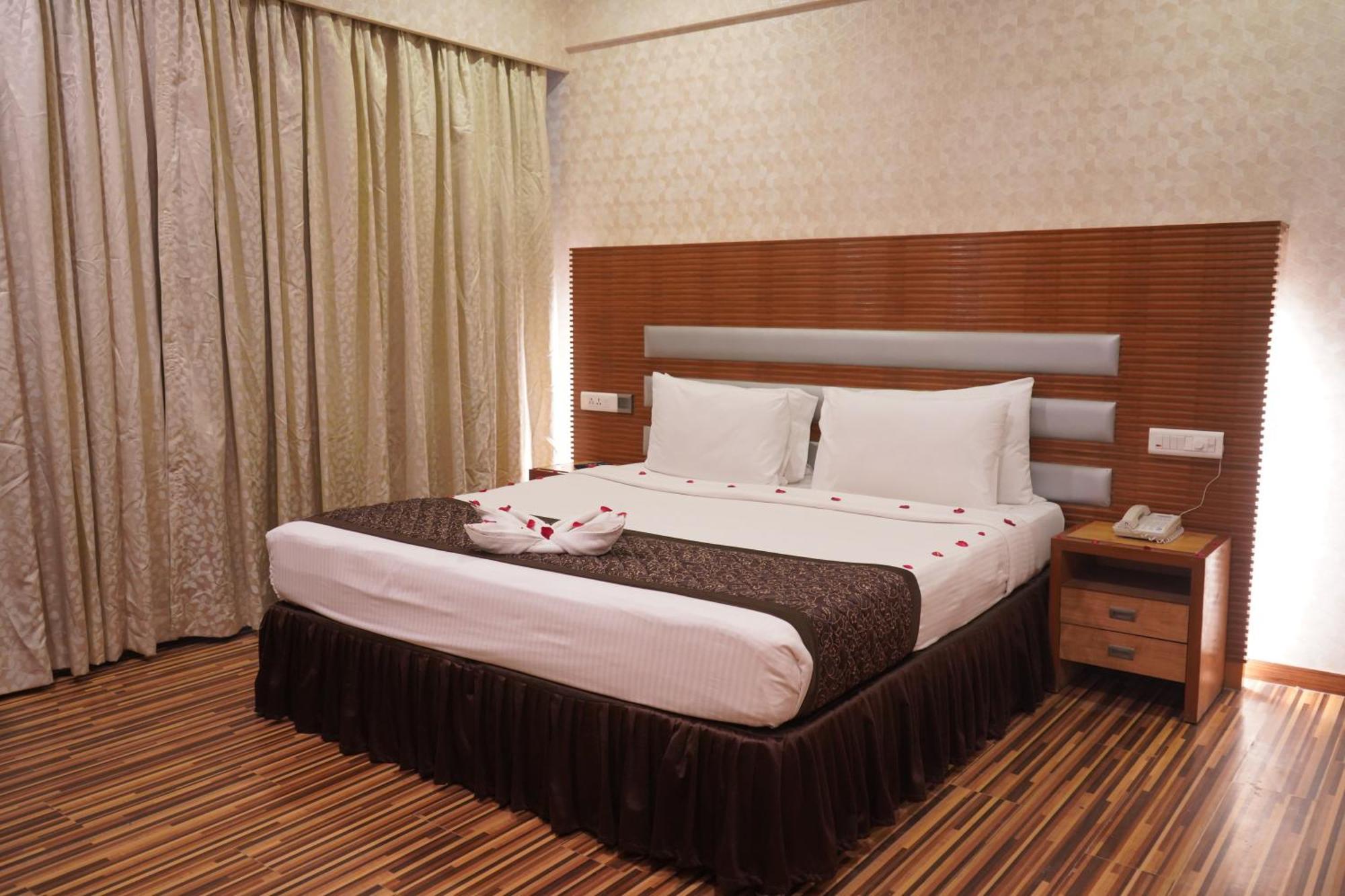 St Laurn The Spiritual Resort Shirdi Esterno foto