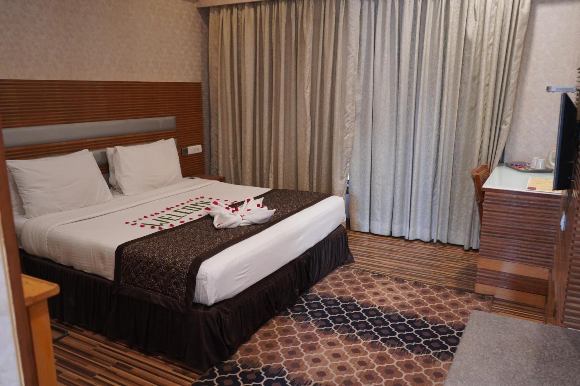 St Laurn The Spiritual Resort Shirdi Esterno foto
