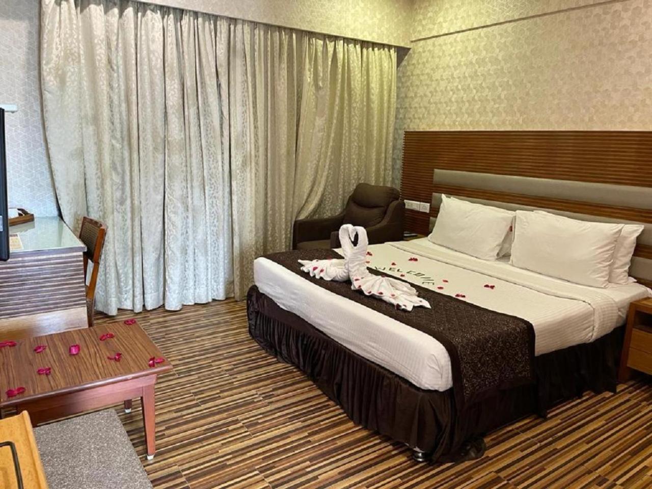 St Laurn The Spiritual Resort Shirdi Esterno foto